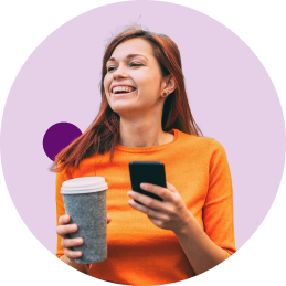 Chica sonriendo con su taza de café en la mano - Spoonity, el futuro de la fidelización