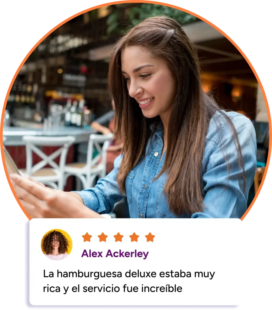 Fotografía de chica escribiendo reseña sobre su comida - Recopila información a través los programas de lealtad personalizados